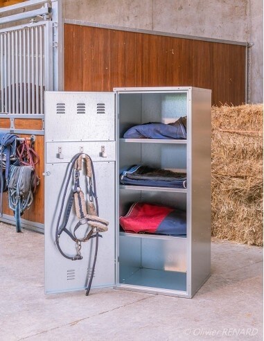 Armoire pour couverture d'équitation