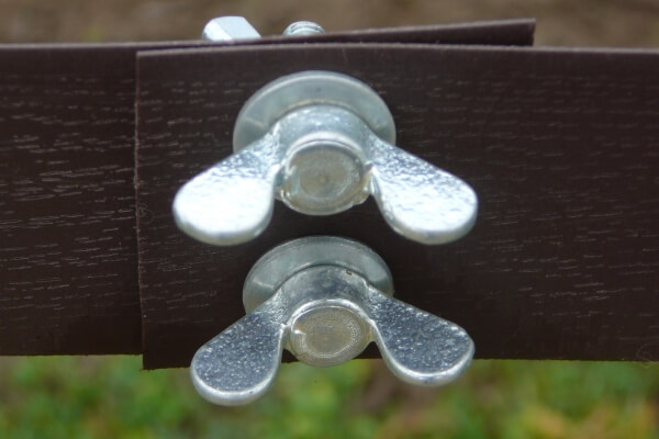 Vis papillon de connexion pour ruban polyéthylène