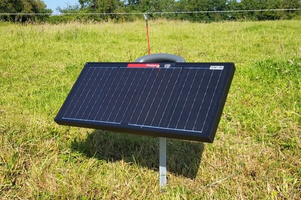 Poste de clôture sur panneau solaire
